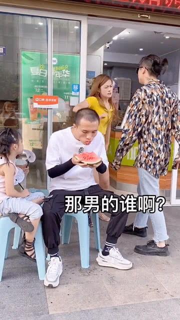 男女吵架吃瓜群众